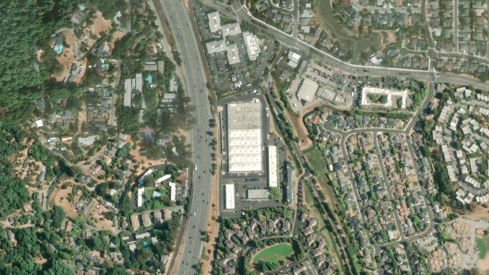 15 KOCH ROAD, CORTE MADERA, CA(本社・衛星)