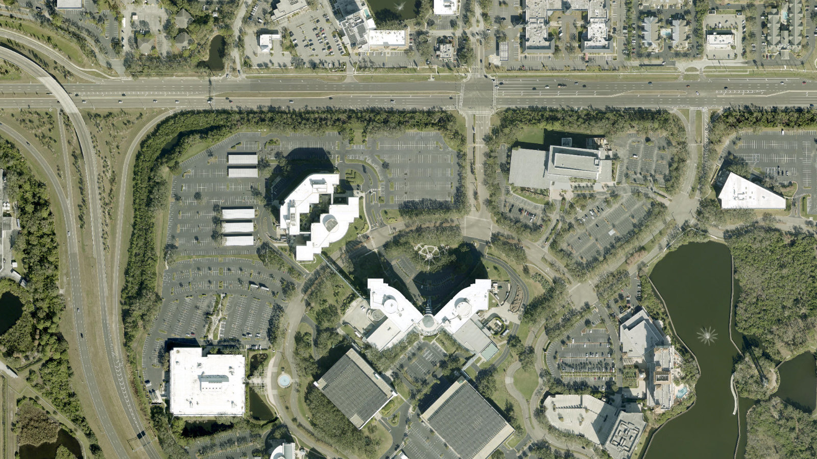 880 CARILLON PKWY, ST PETERSBURG, FL（本社・衛星）