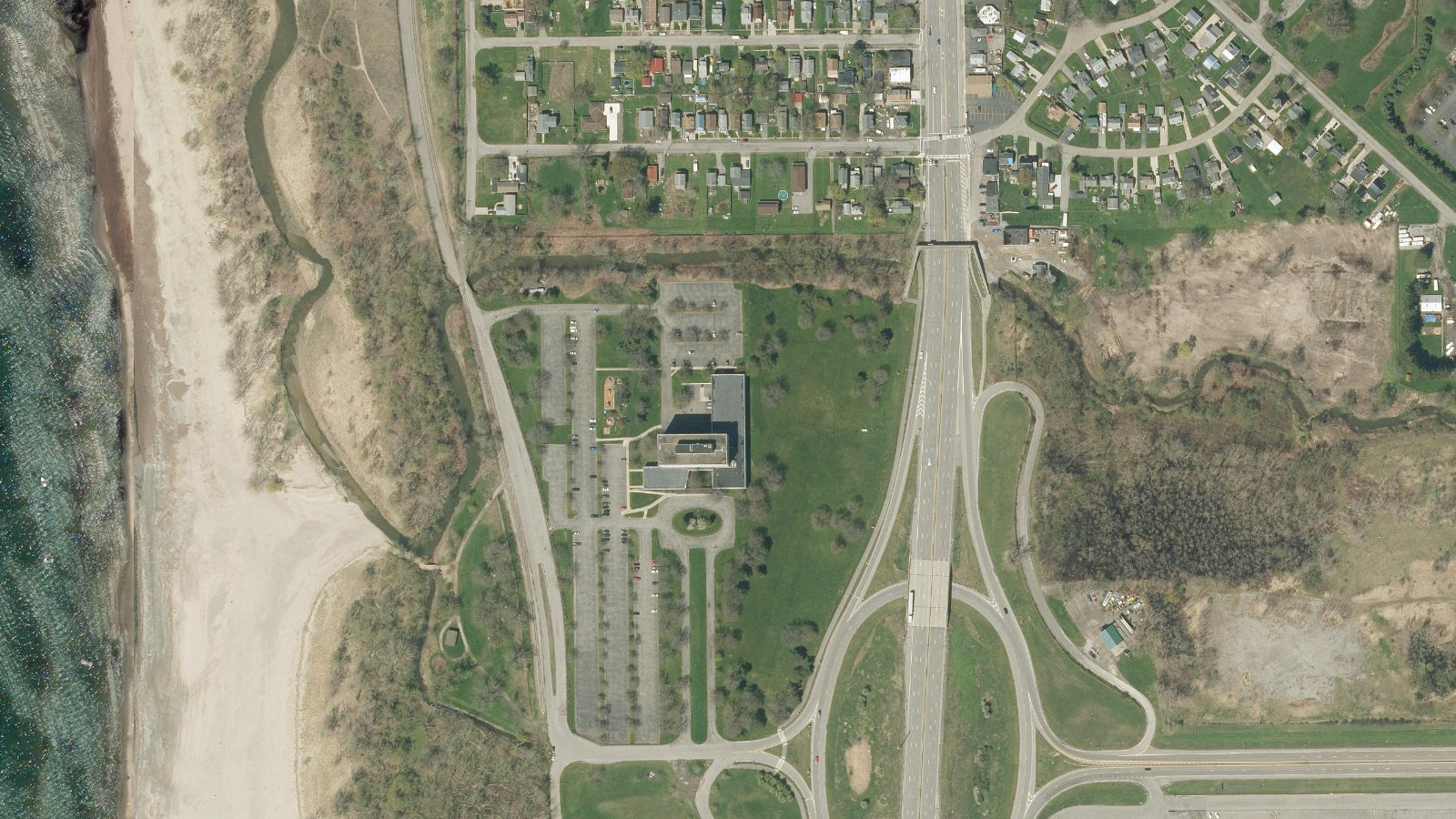3556 LAKE SHORE ROAD, BUFFALO, NY(本社・衛星)