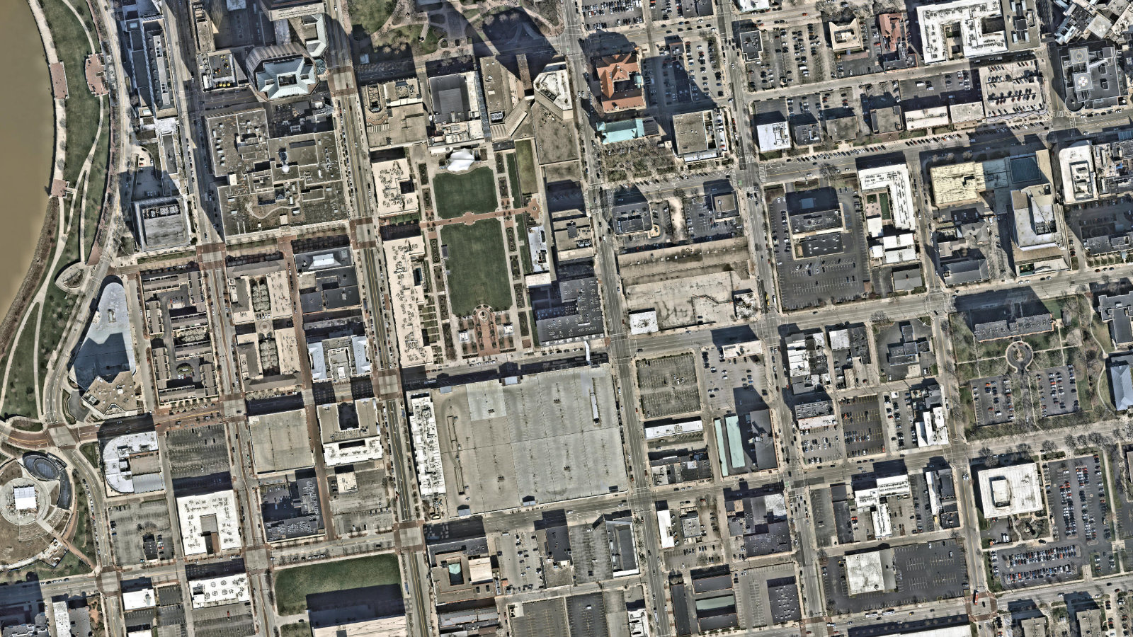 80 E RICH STREET, COLUMBUS, OH(本社・衛星)
