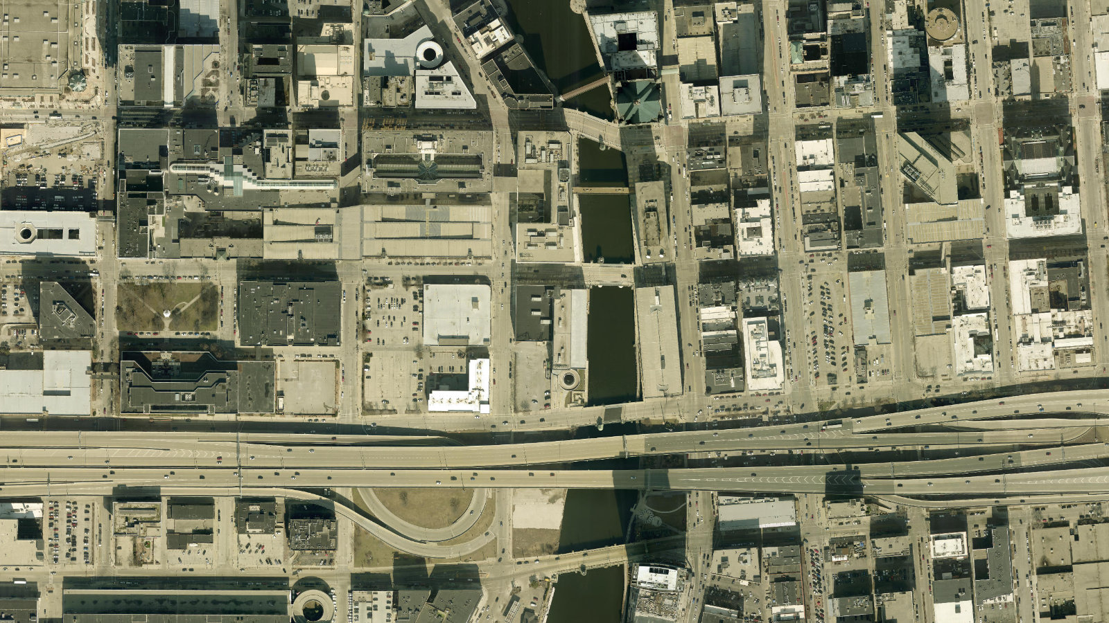 111 WEST MICHIGAN STREET, MILWAUKEE, WI(本社・衛星)