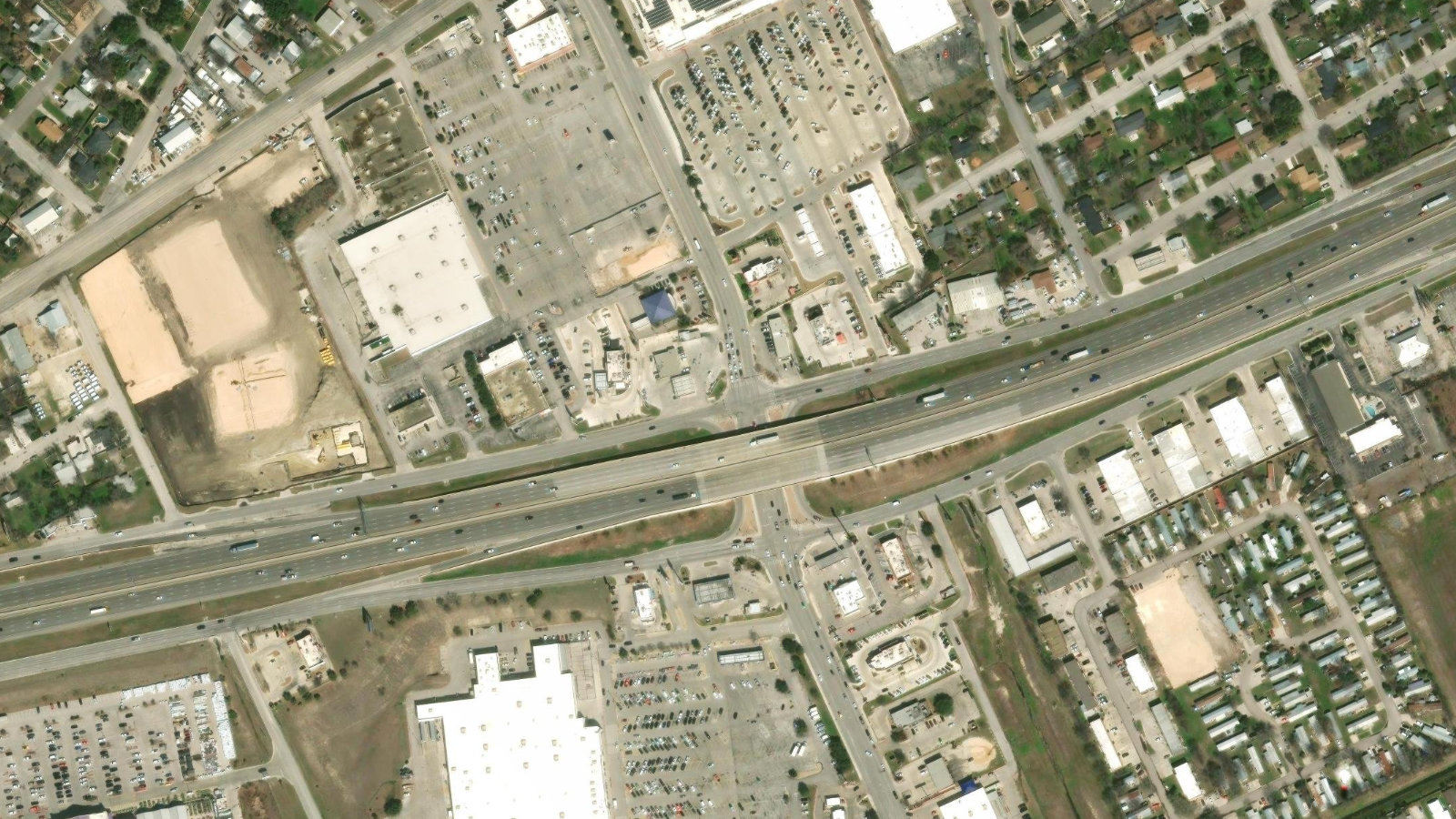 555 IH 35 SOUTH, NEW BRAUNFELS, TX（本社・衛星）