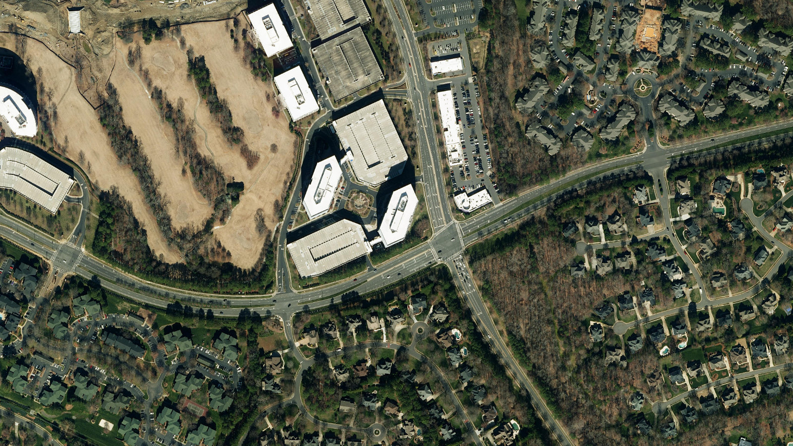 11215 NORTH COMM, CHARLOTTE, NC（本社・衛星）