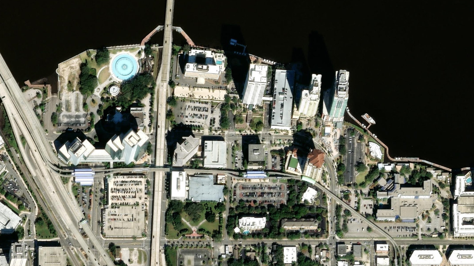 1301 RIVERPLACE BOULEVARD, JACKSONVILLE, FL（本社・衛星）