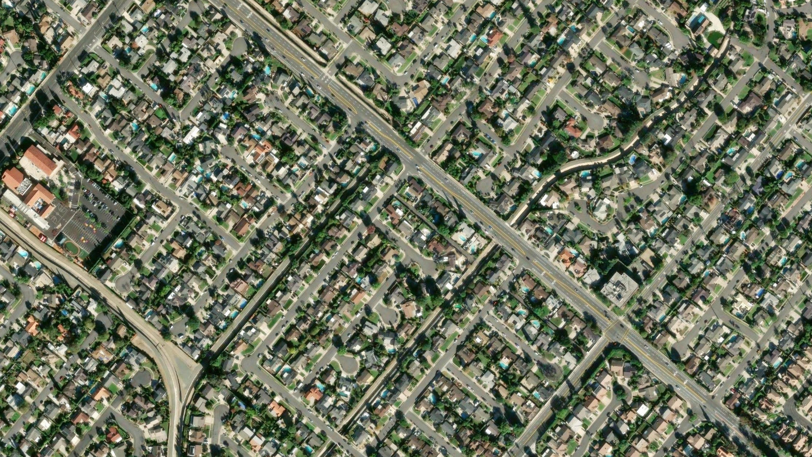 1781, TUSTIN, CA(本社・衛星)
