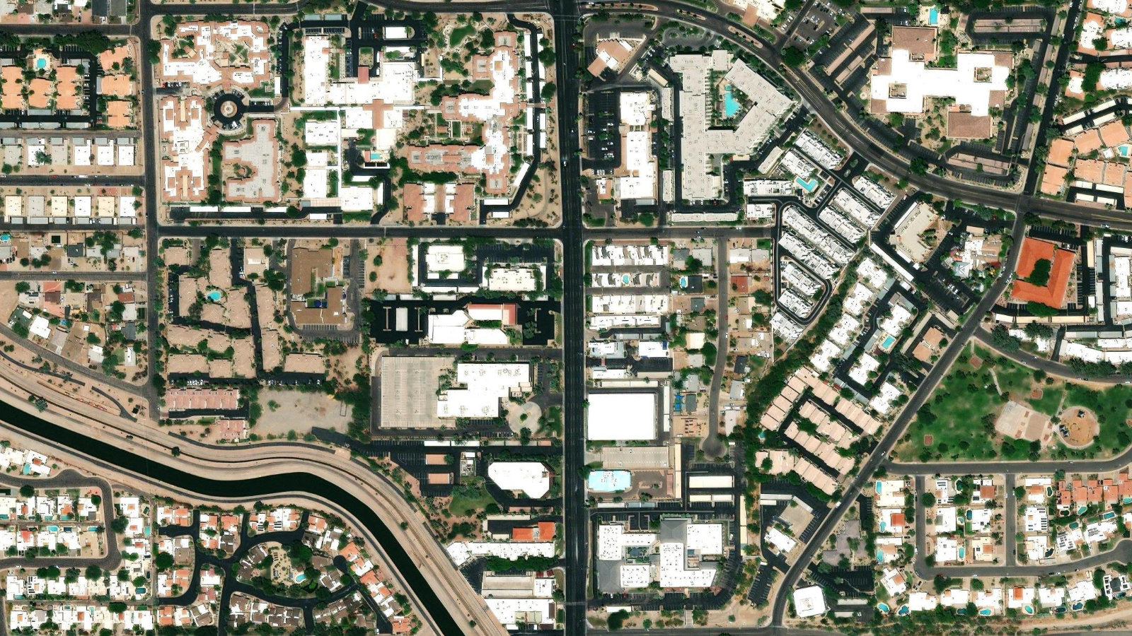 7310 NORTH 16TH ST., PHOENIX, AZ（本社・衛星）