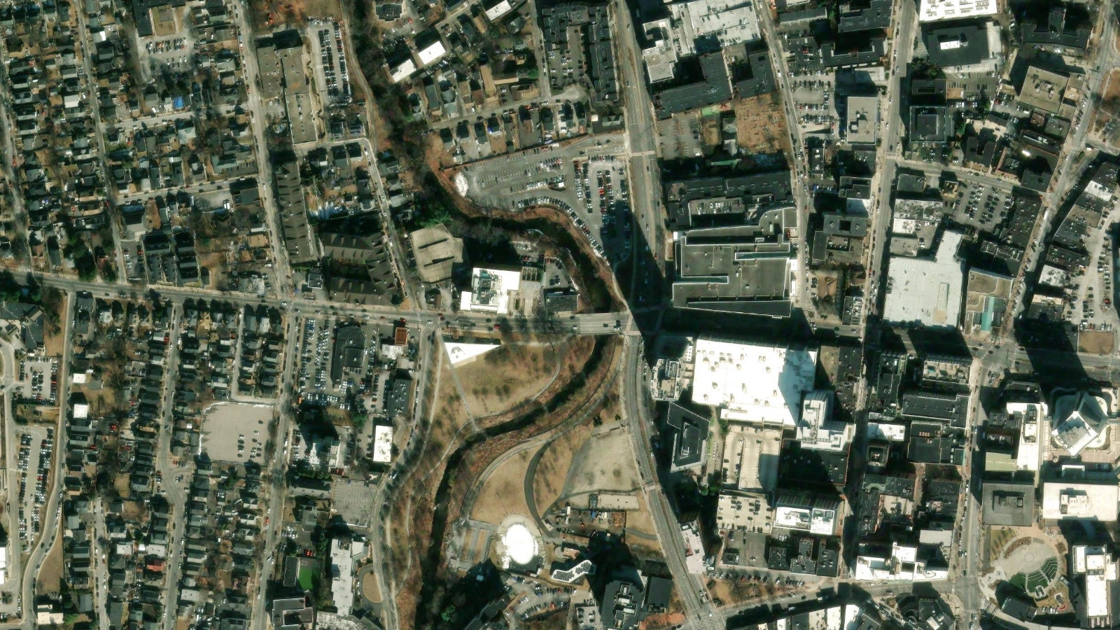 9 WEST BROAD STREET, STAMFORD, CT(本社・衛星)