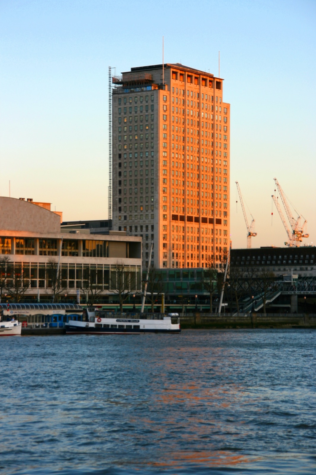 Shell Centre — シェルの本社ビル(ロンドン・テムズ河畔)