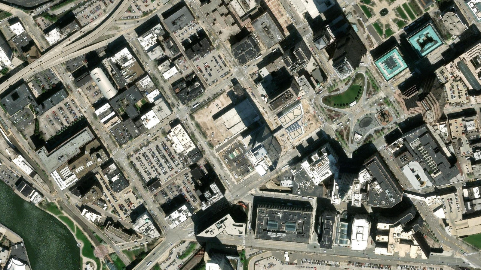 1 SHERWIN WAY, CLEVELAND, OH（本社・衛星）