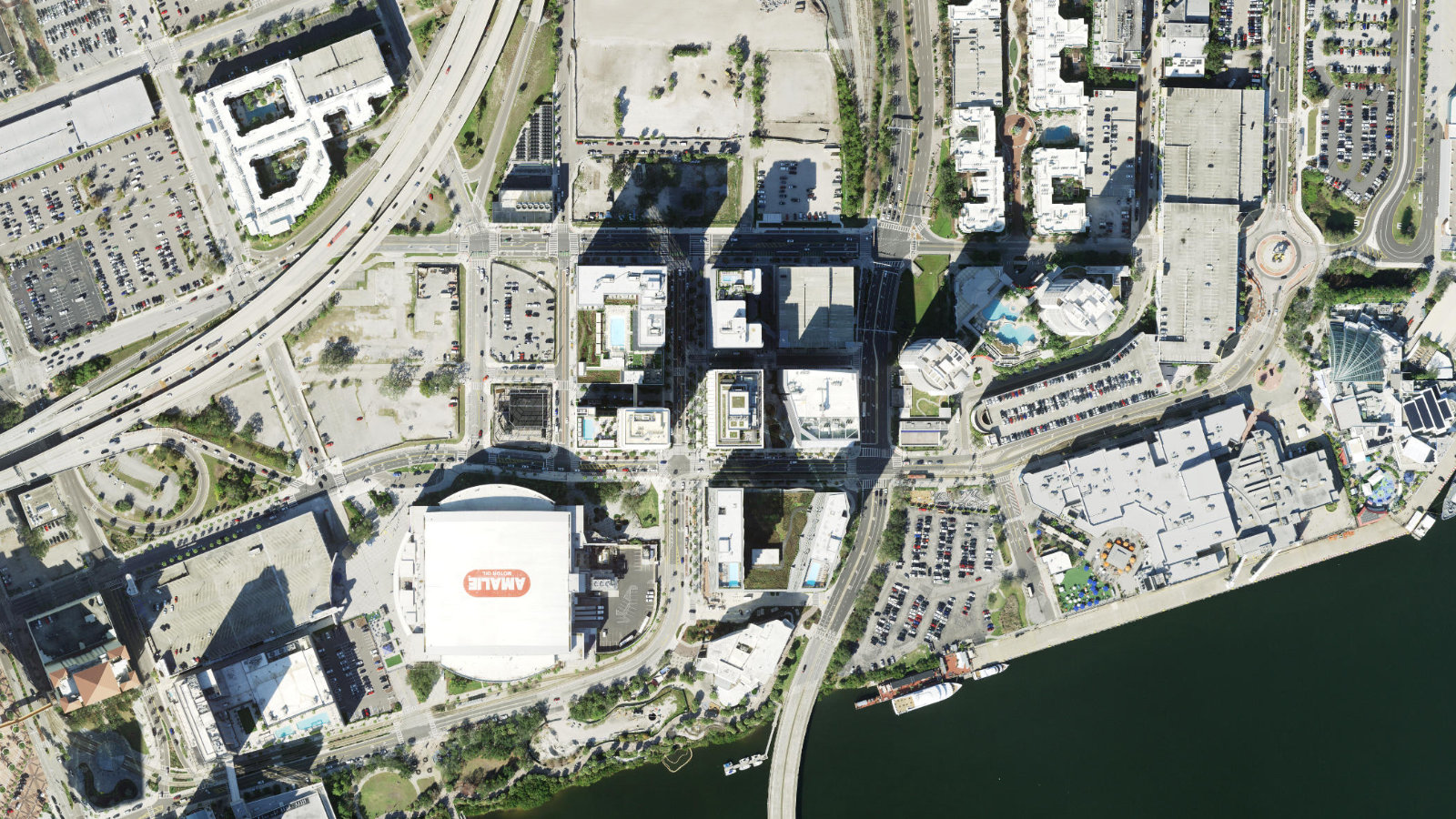 1001 WATER STREET, TAMPA, FL（本社・衛星）