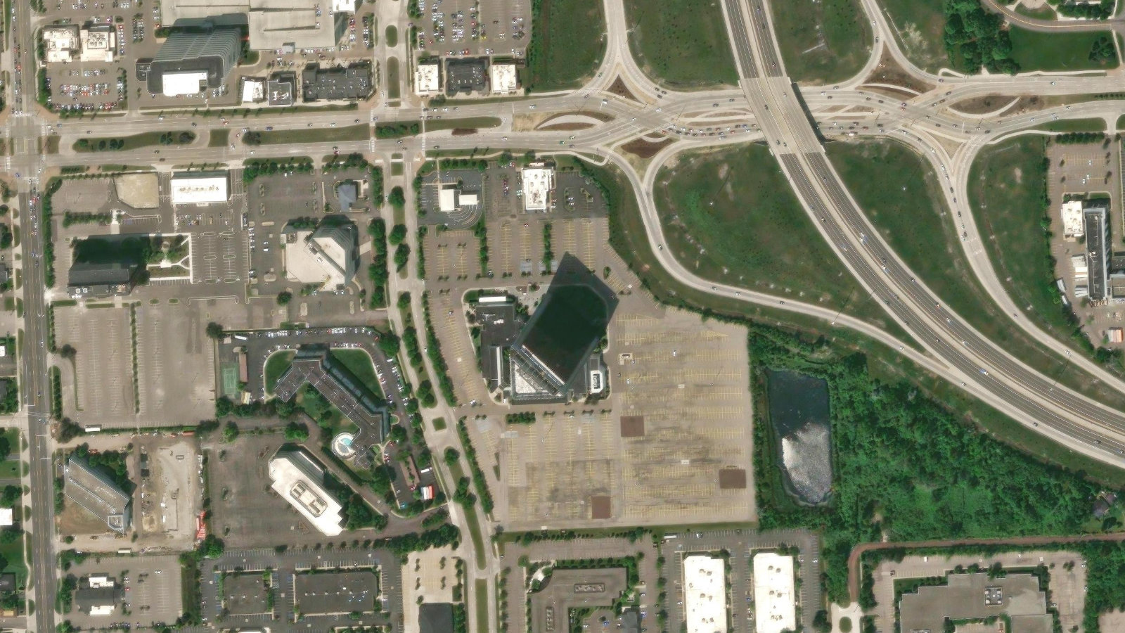 755 W BIG BEAVER ROAD, TROY, MI(本社・衛星)