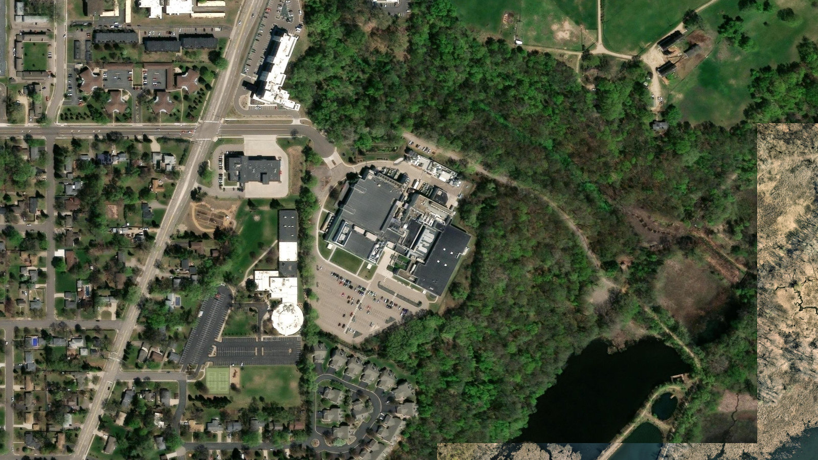 2401 EAST 86TH STREET, BLOOMINGTON, MN(本社・衛星)