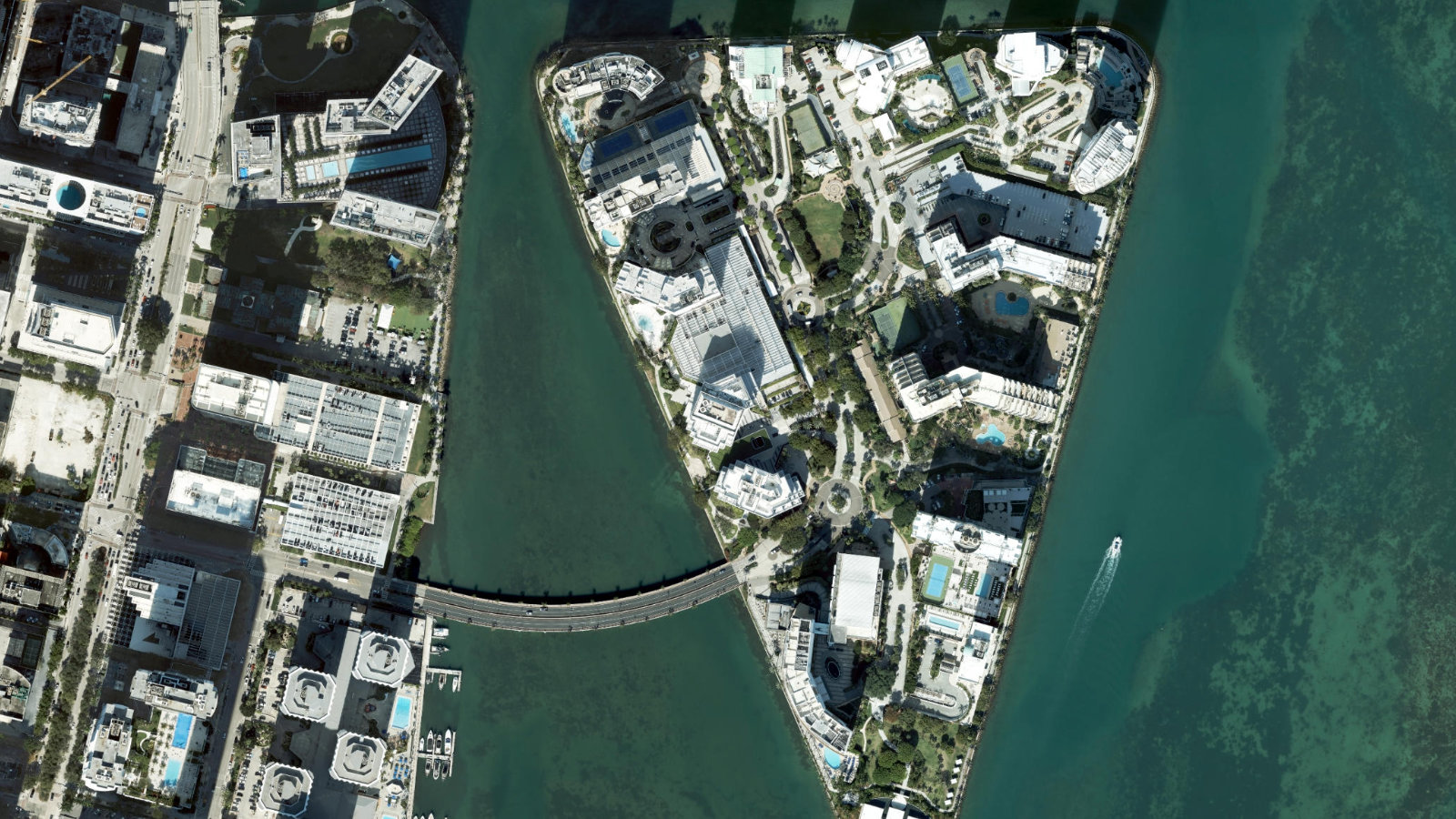 601 BRICKELL KEY DRIVE, MIAMI, FL(本社・衛星)