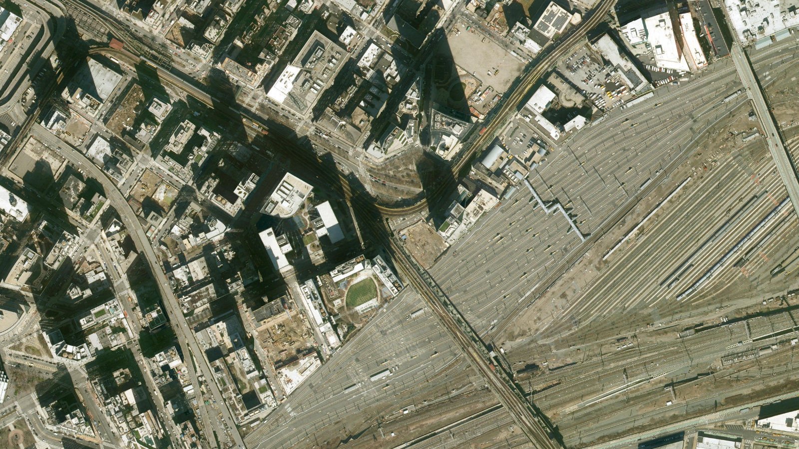 37-18 NORTHERN BLVD., LONG ISLAND CITY, NY(本社・衛星)