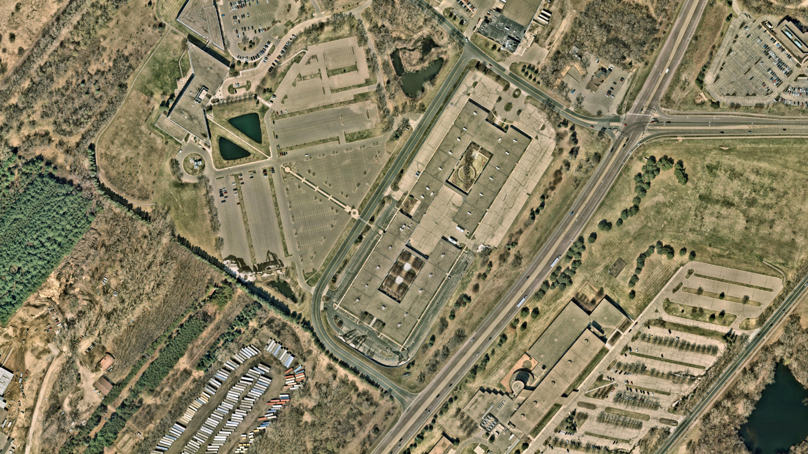 1750 YANKEE DOODLE ROAD, EAGAN, MN(本社・衛星)