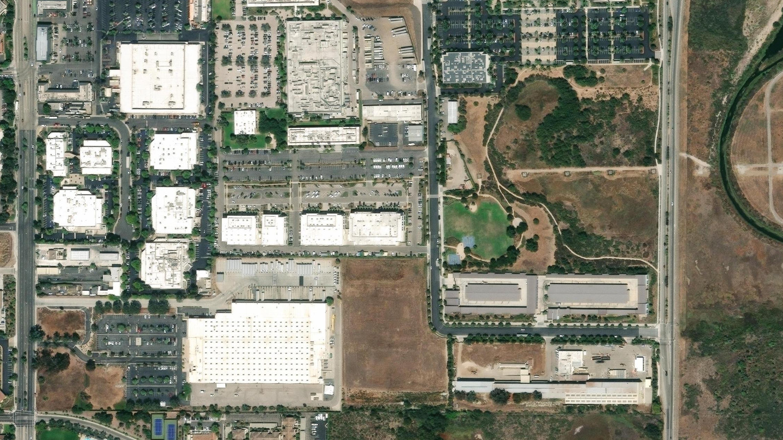 301 COROMAR DRIVE, SANTA BARBARA, CA（本社・衛星）