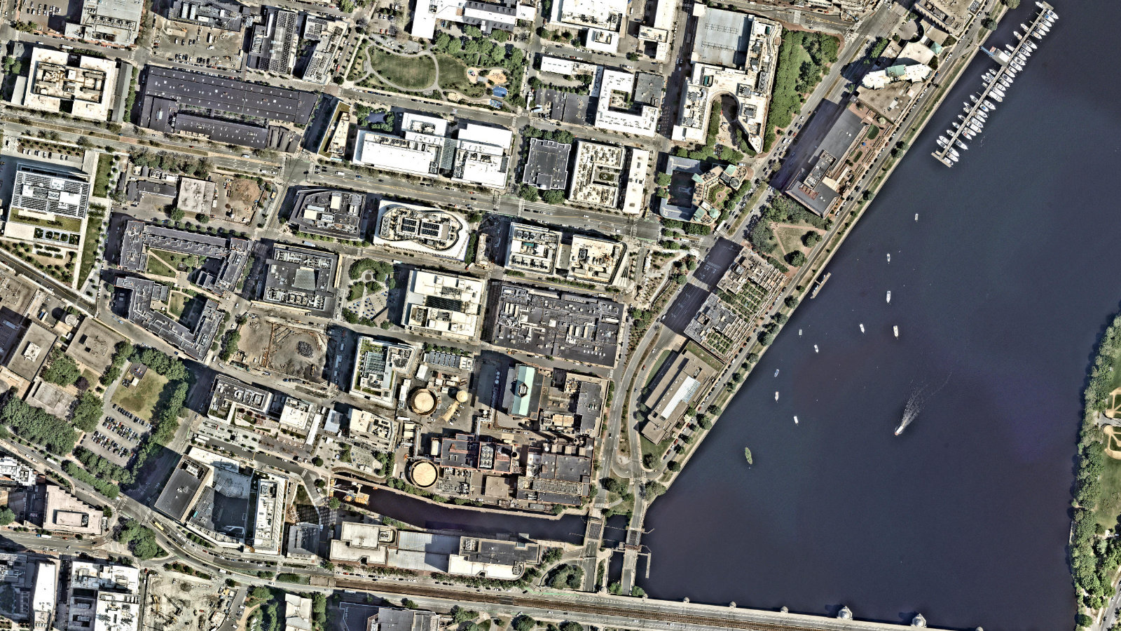 215 FIRST STREET, CAMBRIDGE, MA（本社・衛星）