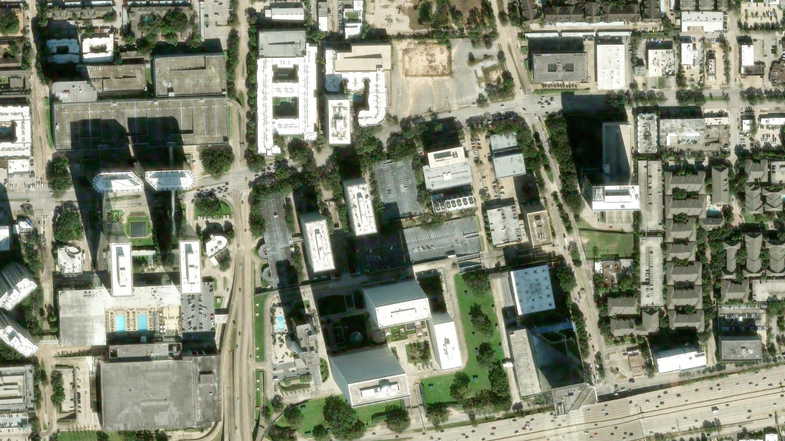 9 GREENWAY PLAZA, HOUSTON, TX（本社・衛星）