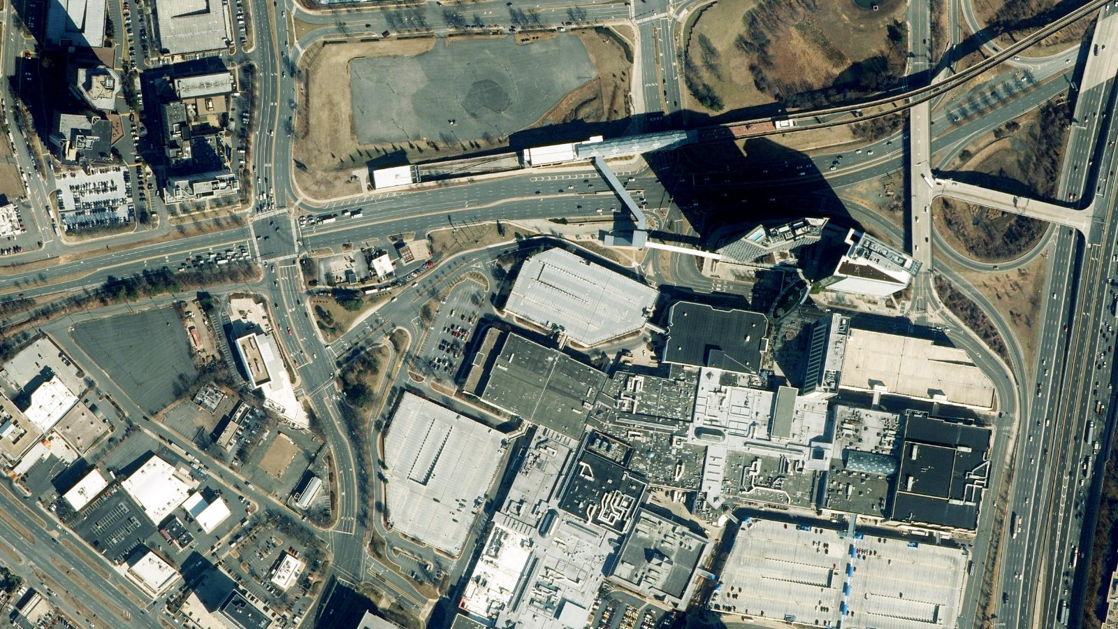 1850 TOWERS CRESCENT PLAZA, TYSONS CORNER, VA(本社・衛星)