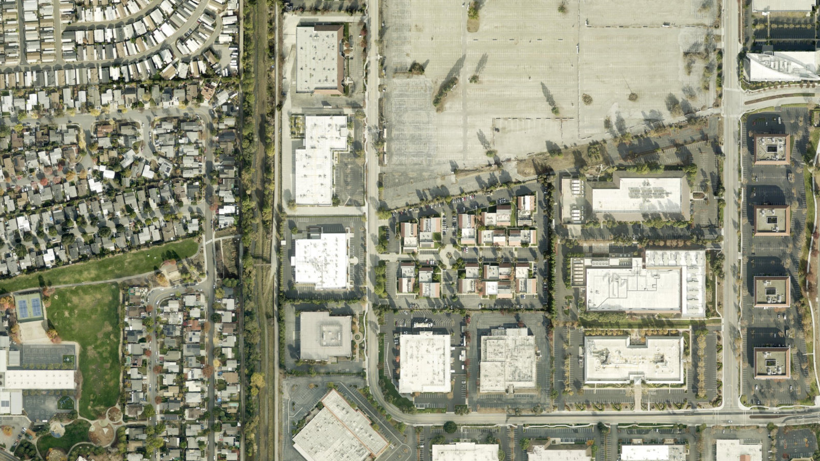 4701 PATRICK HENRY DRIVE, SANTA CLARA, CA（本社・衛星）