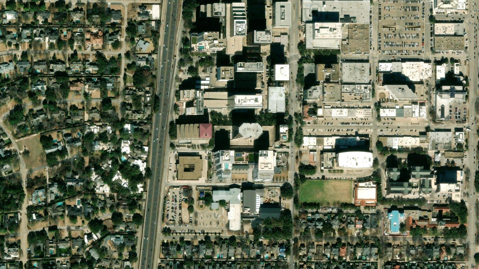 5956 SHERRY LANE, DALLAS, TX(本社・衛星)
