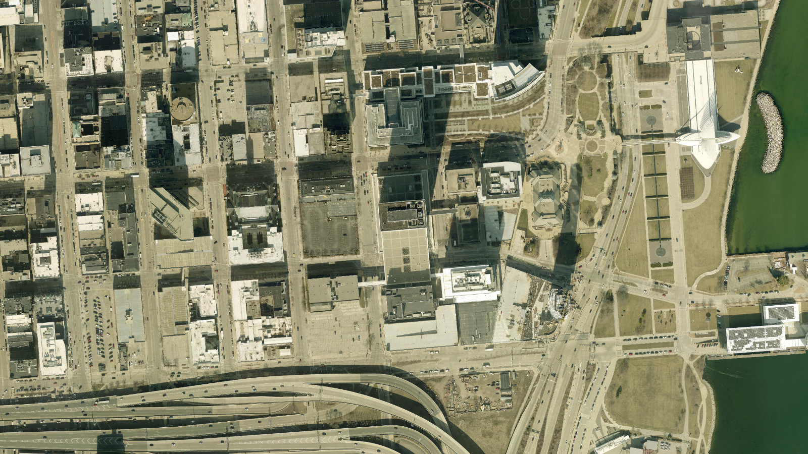 777 EAST WISCONSIN AVENUE, MILWAUKEE, WI(本社・衛星)