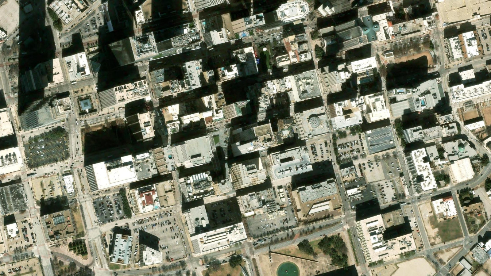 208 S. AKARD ST, DALLAS, TX（本社・衛星）
