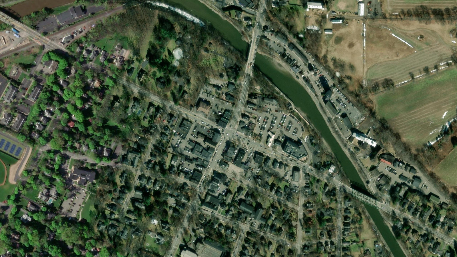 175 SULLY'S TRAIL, PITTSFORD, NY(本社・衛星)