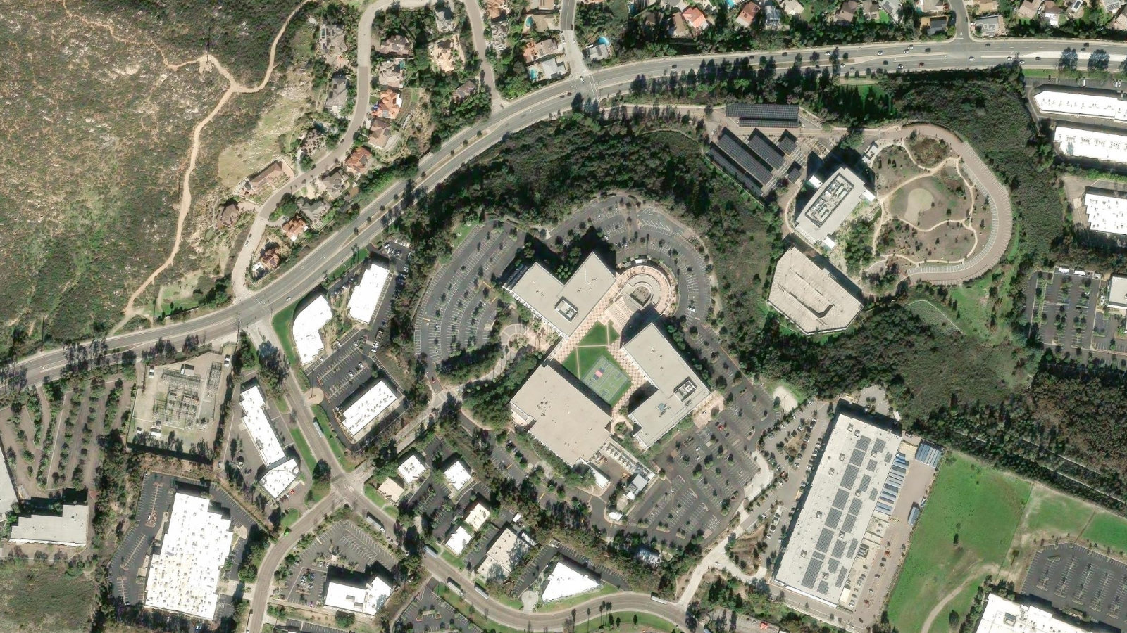 17095 VIA DEL CAMPO, SAN DIEGO, CA（本社・衛星）