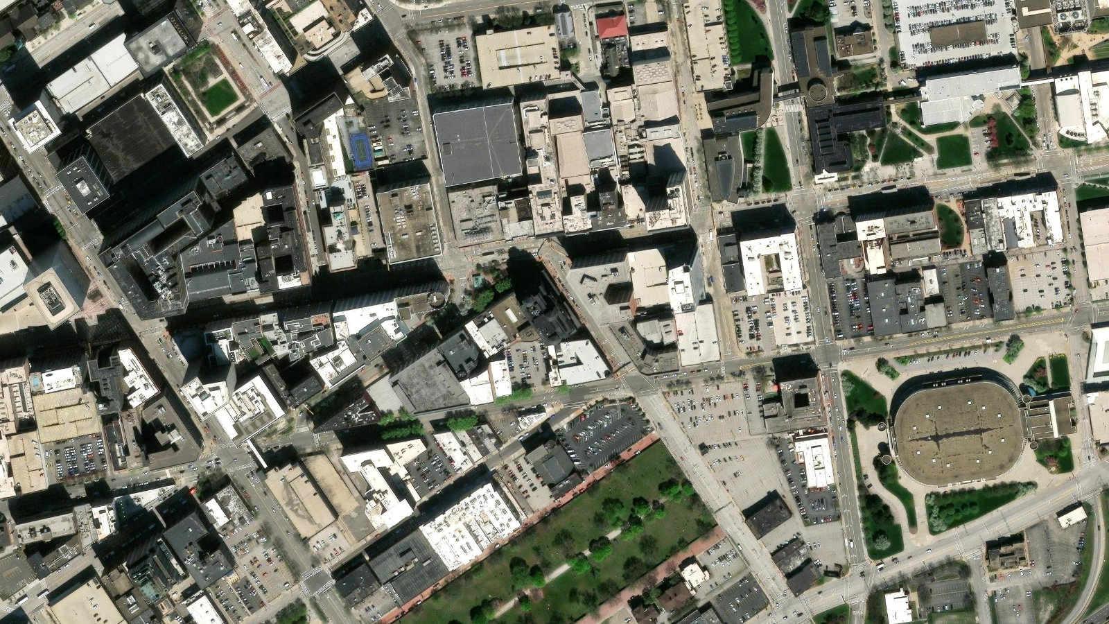 1350 EUCLID AVENUE, CLEVELAND, OH（本社・衛星）