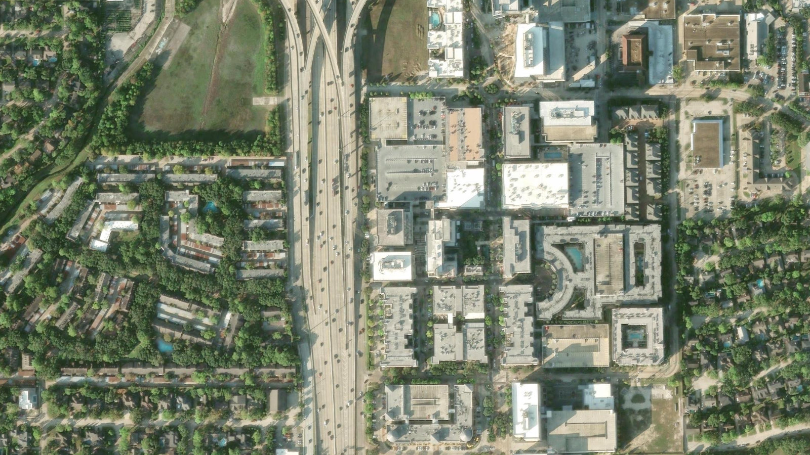 842 WEST SAM HOUSTON PARKWAY NORTH, HOUSTON, TX（本社・衛星）