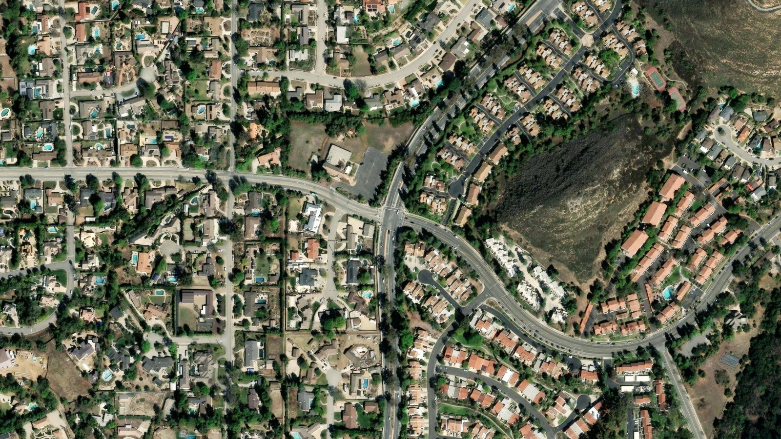 1049 CAMINO DOS RIOS, THOUSAND OAKS, CA(本社・衛星)
