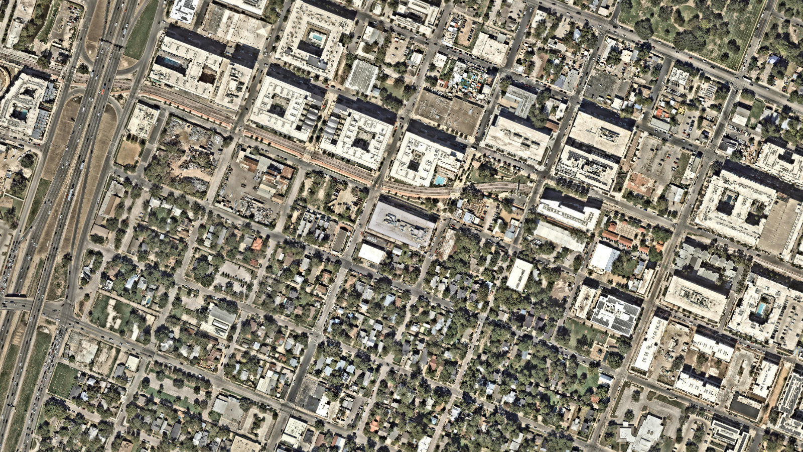 1211 E 4TH ST., AUSTIN, TX（本社・衛星）