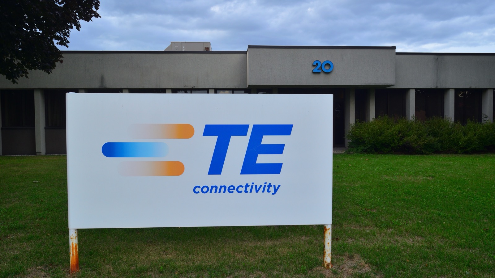 TE Connectivity のサイト看板(カナダ・オンタリオ州マーカム、20 Esna Park Dr)。現行の「TE connectivity」ロゴとワードマークが大きく読める、同社固有の実写。