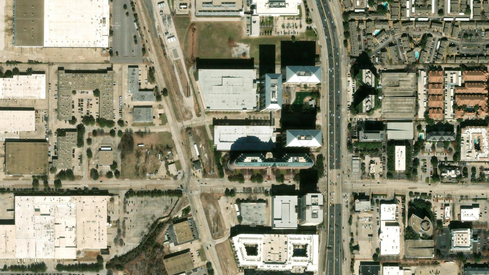 14201 DALLAS PARKWAY, DALLAS, TX(本社・衛星)