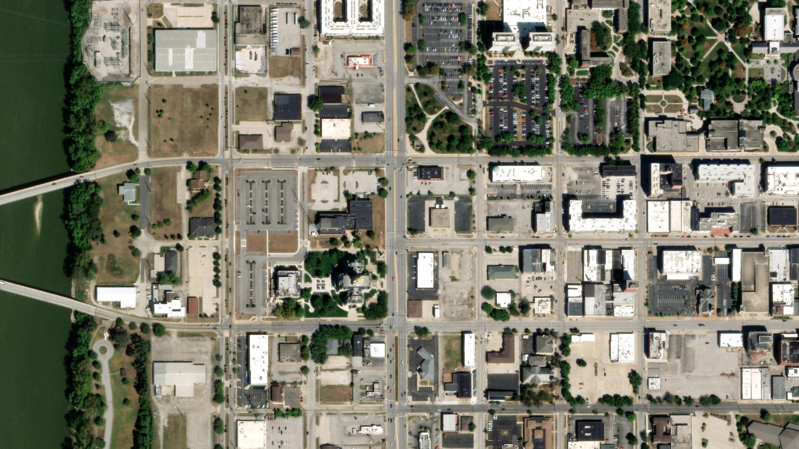 ONE FIRST FINANCIAL PLAZA, TERRE HAUTE, IN(本社・衛星)