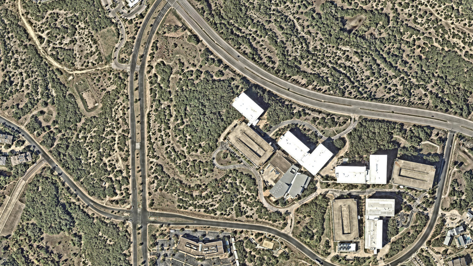 7171 SOUTHWEST PARKWAY, AUSTIN, TX（本社・衛星）