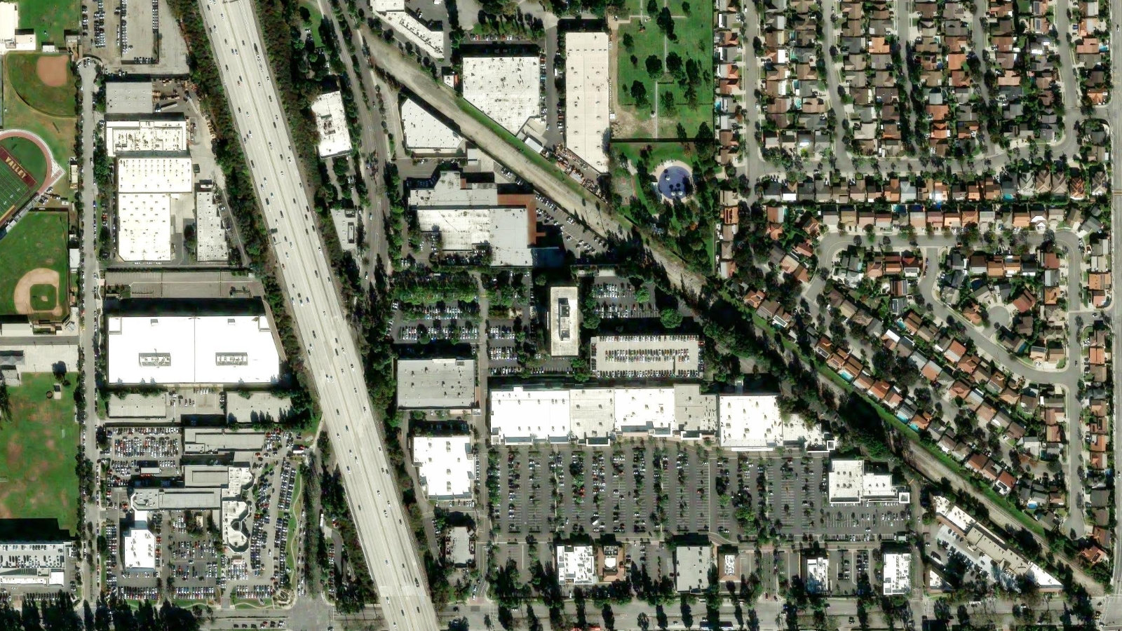 18000 STUDEBAKER RD, CERRITOS, CA(本社・衛星)