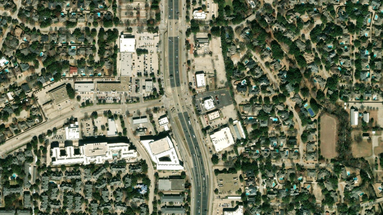 14221 N DALLAS PARKWAY, DALLAS, TX（本社・衛星）