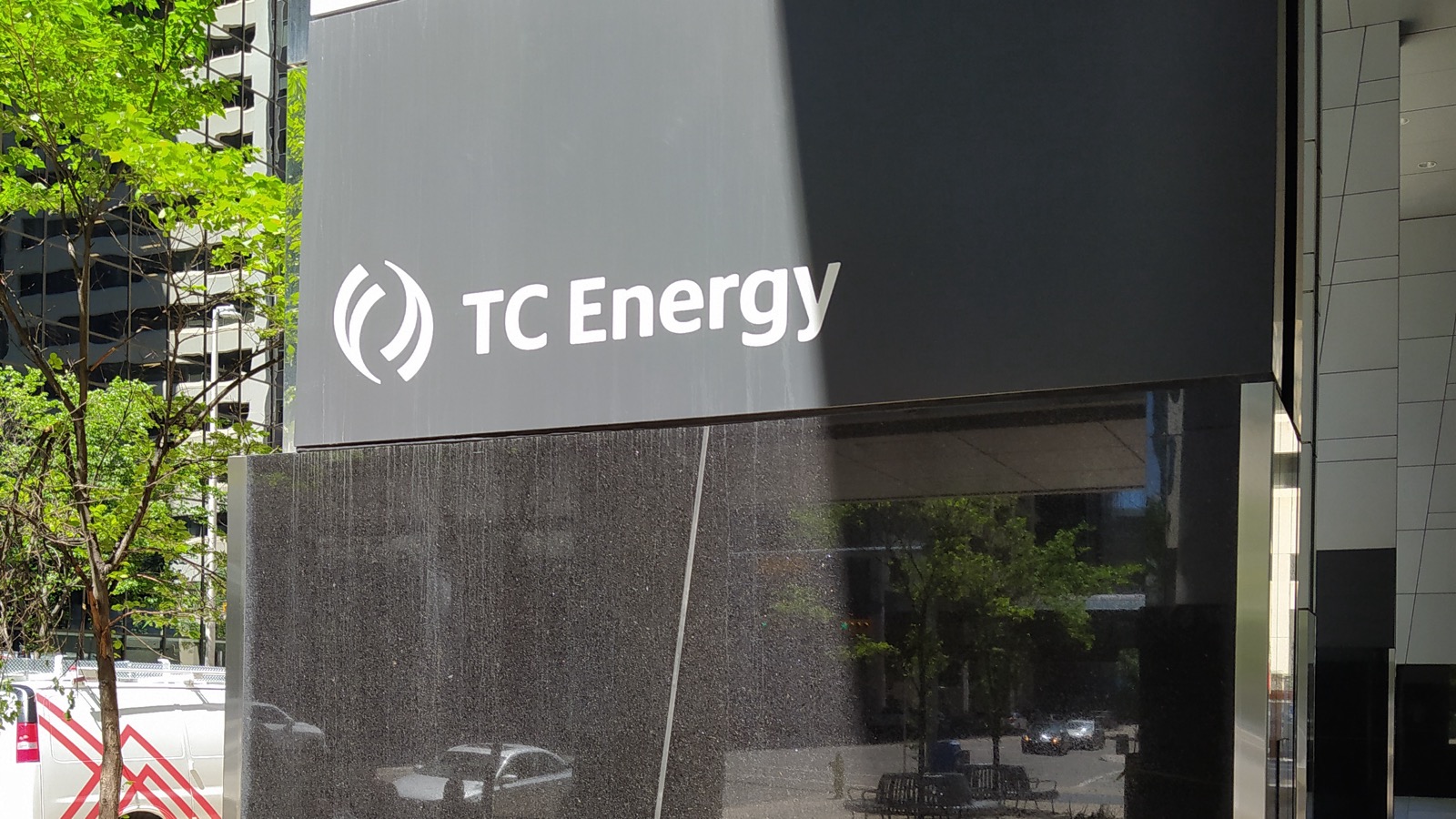 カルガリー本社「TC Energyタワー」入口のロゴサイン