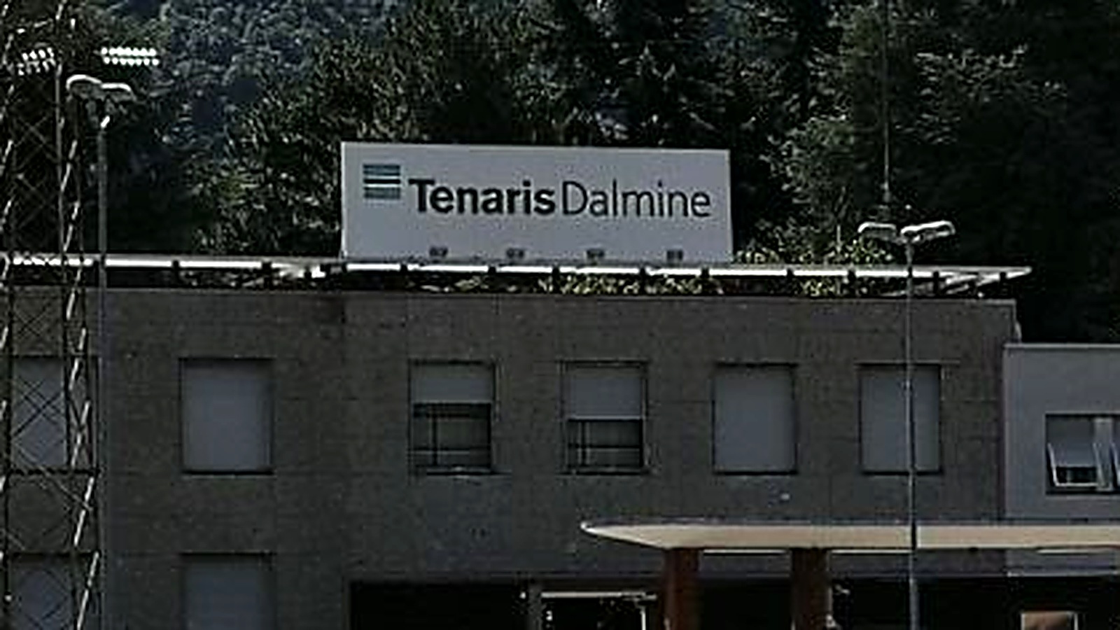 イタリア・コスタヴォルピーノにあるテナリス・ダルミネ工場。屋上に「TenarisDalmine」の社名サインが掲げられている。