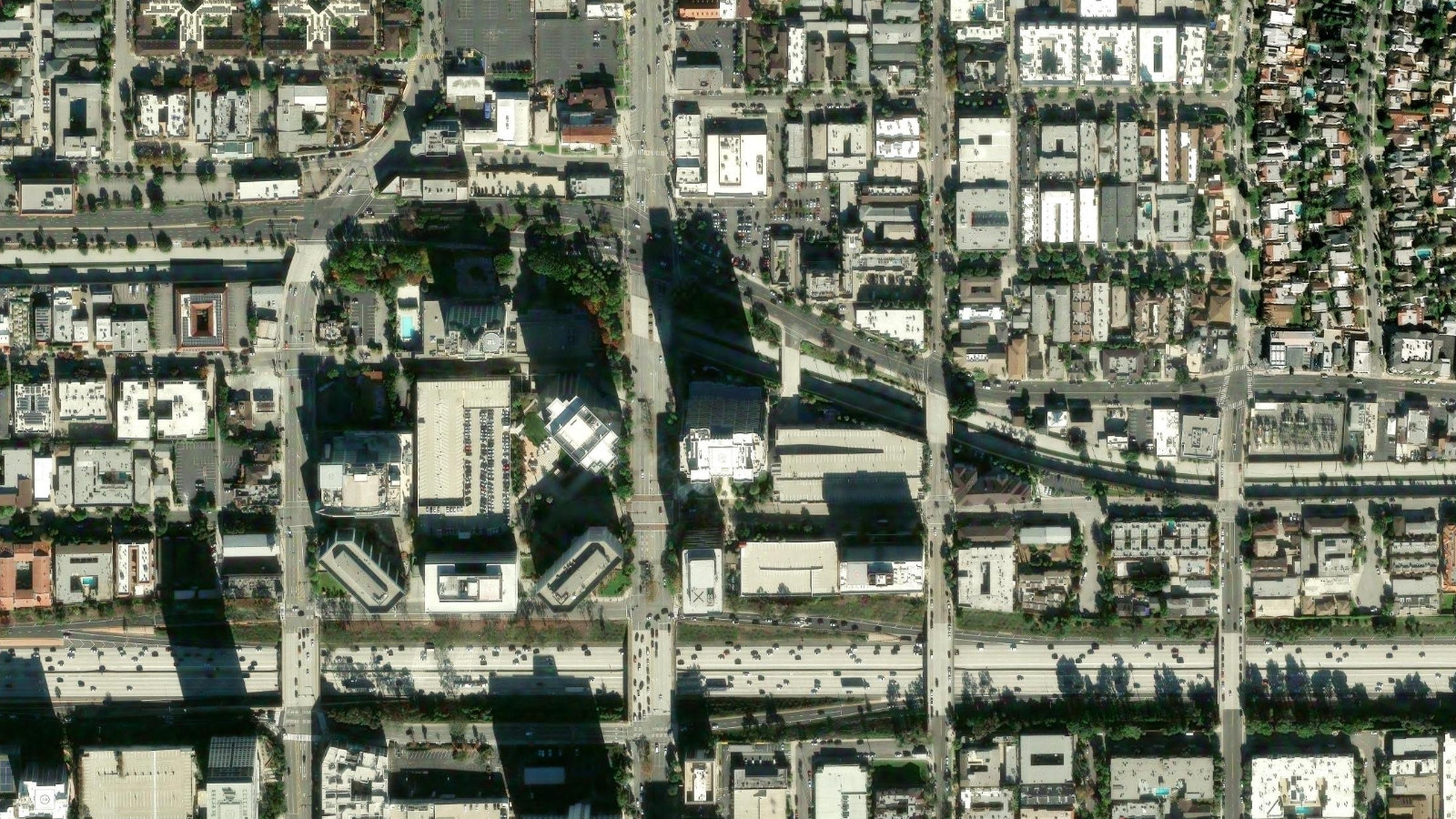 800 N. BRAND BLVD., GLENDALE, CA（本社・衛星）