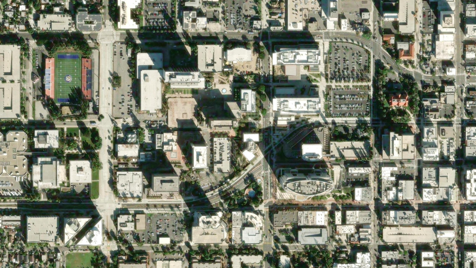 200 EAST SANDPOINTE, SANTA ANA, CA（本社・衛星）