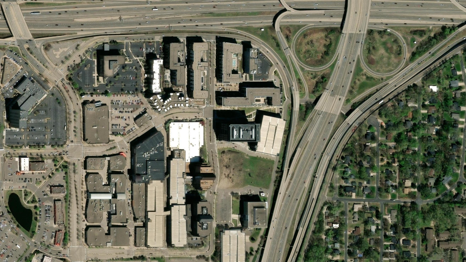 1601 UTICA AVENUE SOUTH, ST. LOUIS PARK, MN(本社・衛星)