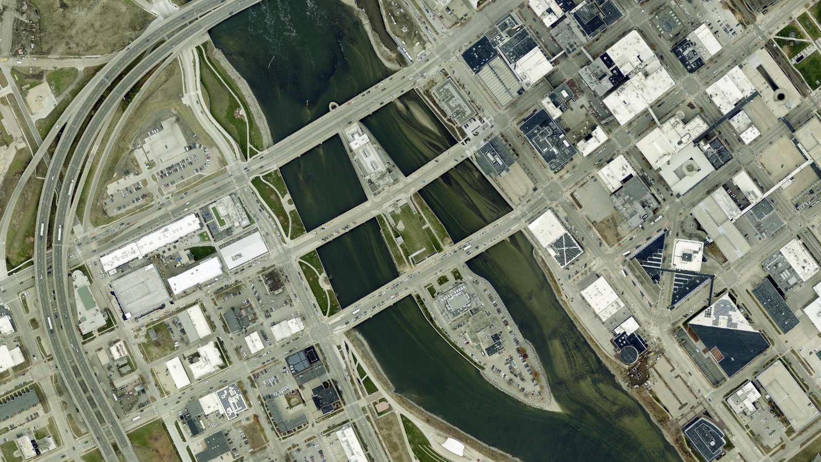118 SECOND AVE SE, CEDAR RAPIDS, IA（本社・衛星）