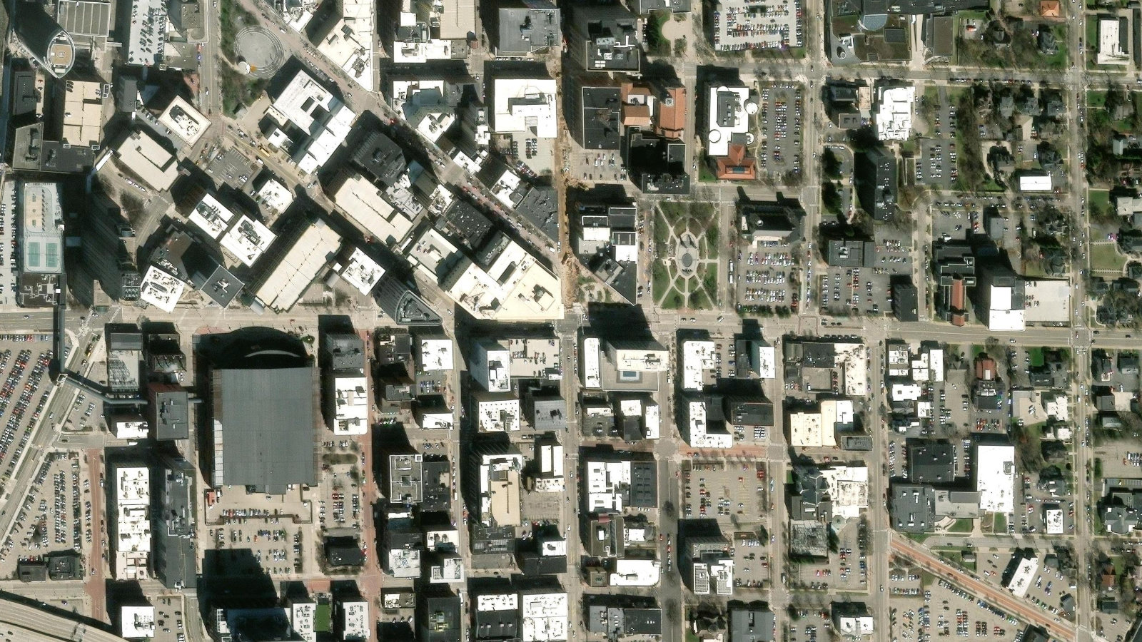 2801 EAST BELTLINE NE, GRAND RAPIDS, MI(本社・衛星)