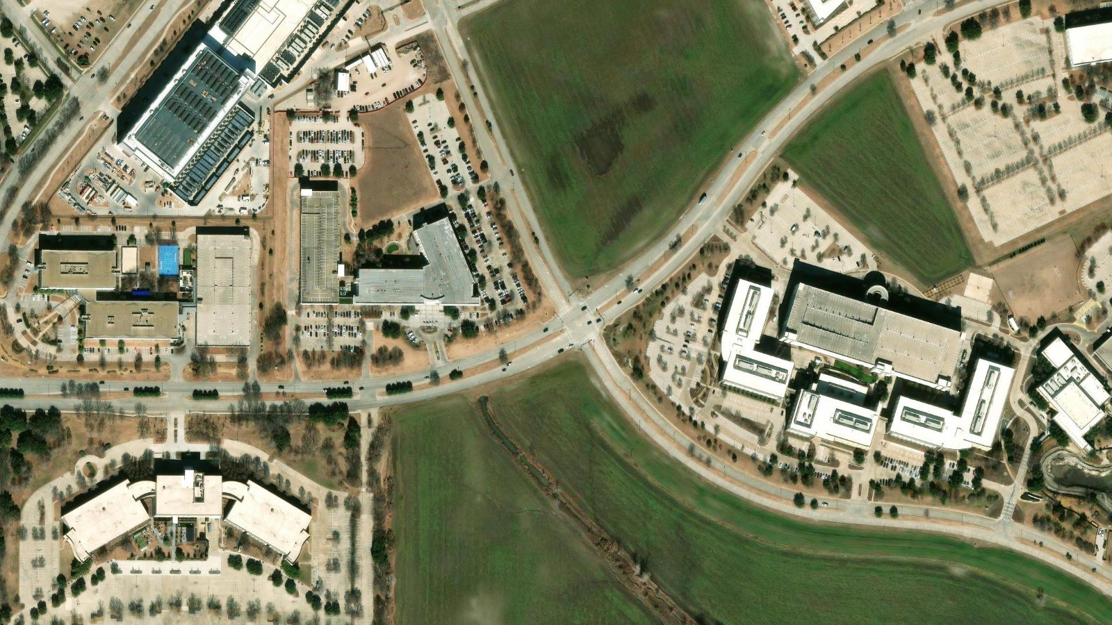 5501 HEADQUARTERS DRIVE, PLANO, TX(本社・衛星)
