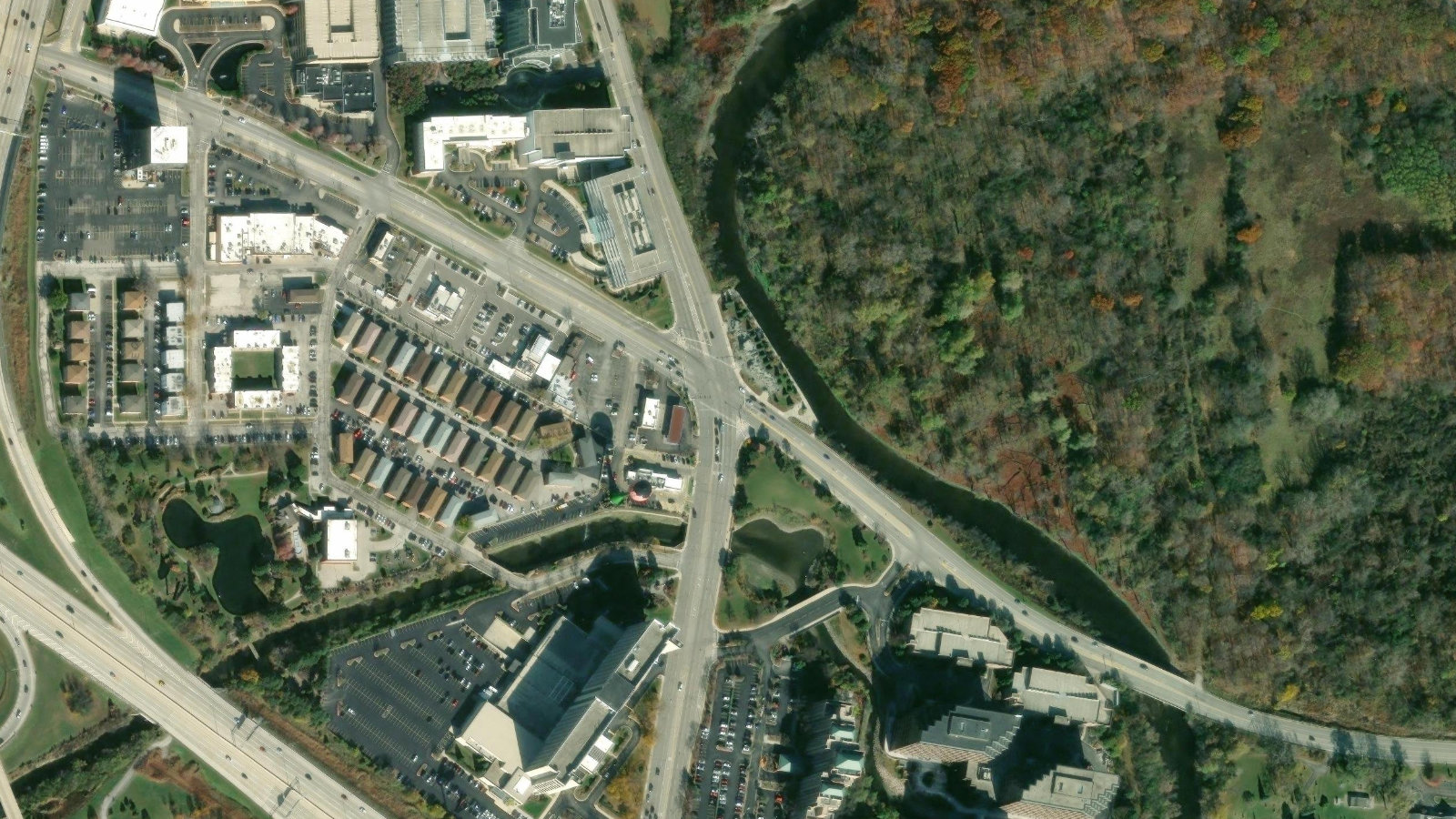 9399 W. HIGGINS RD., ROSEMONT, IL(本社・衛星)