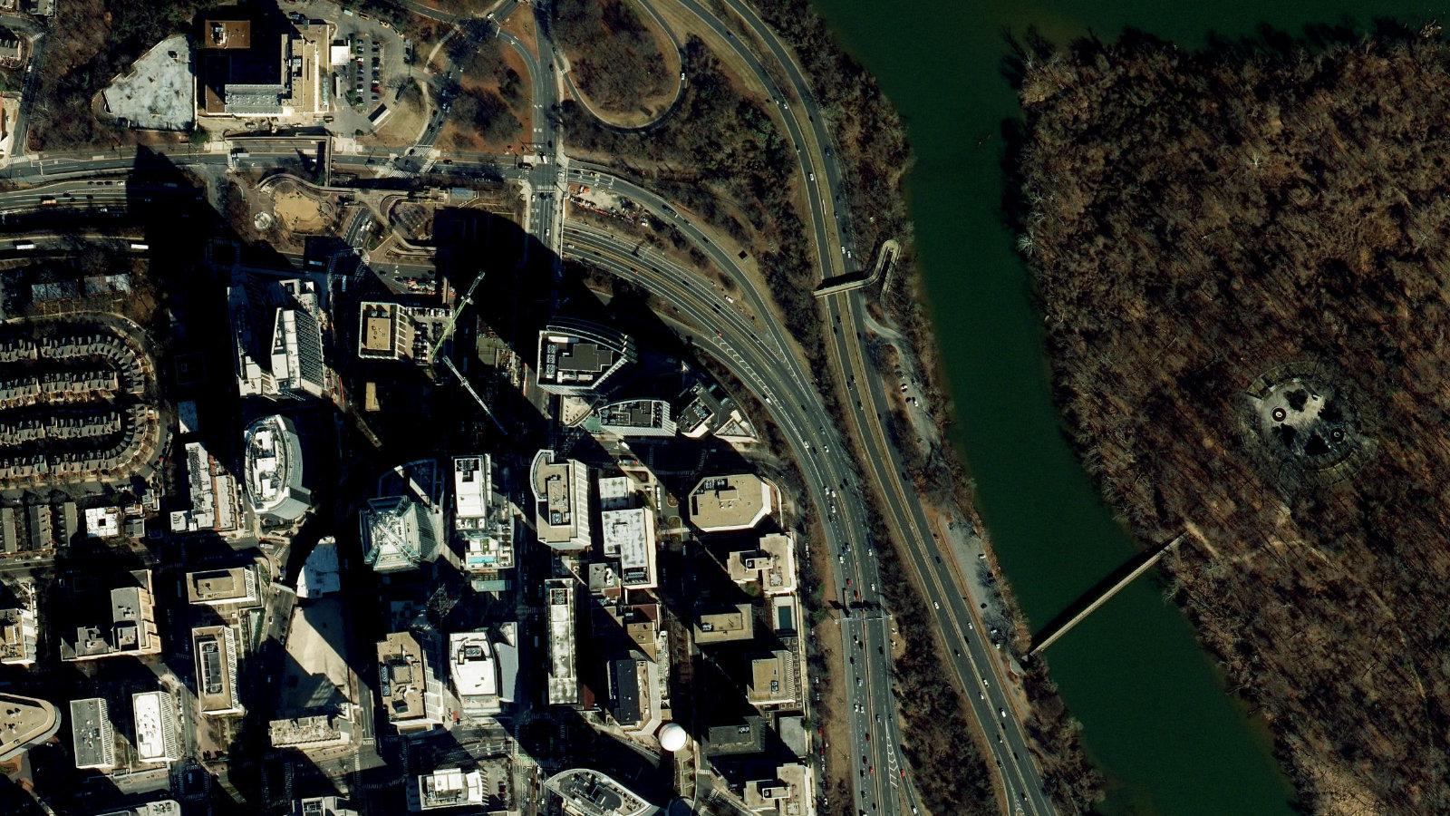 1001 19TH STREET NORTH, ARLINGTON, VA（本社・衛星）
