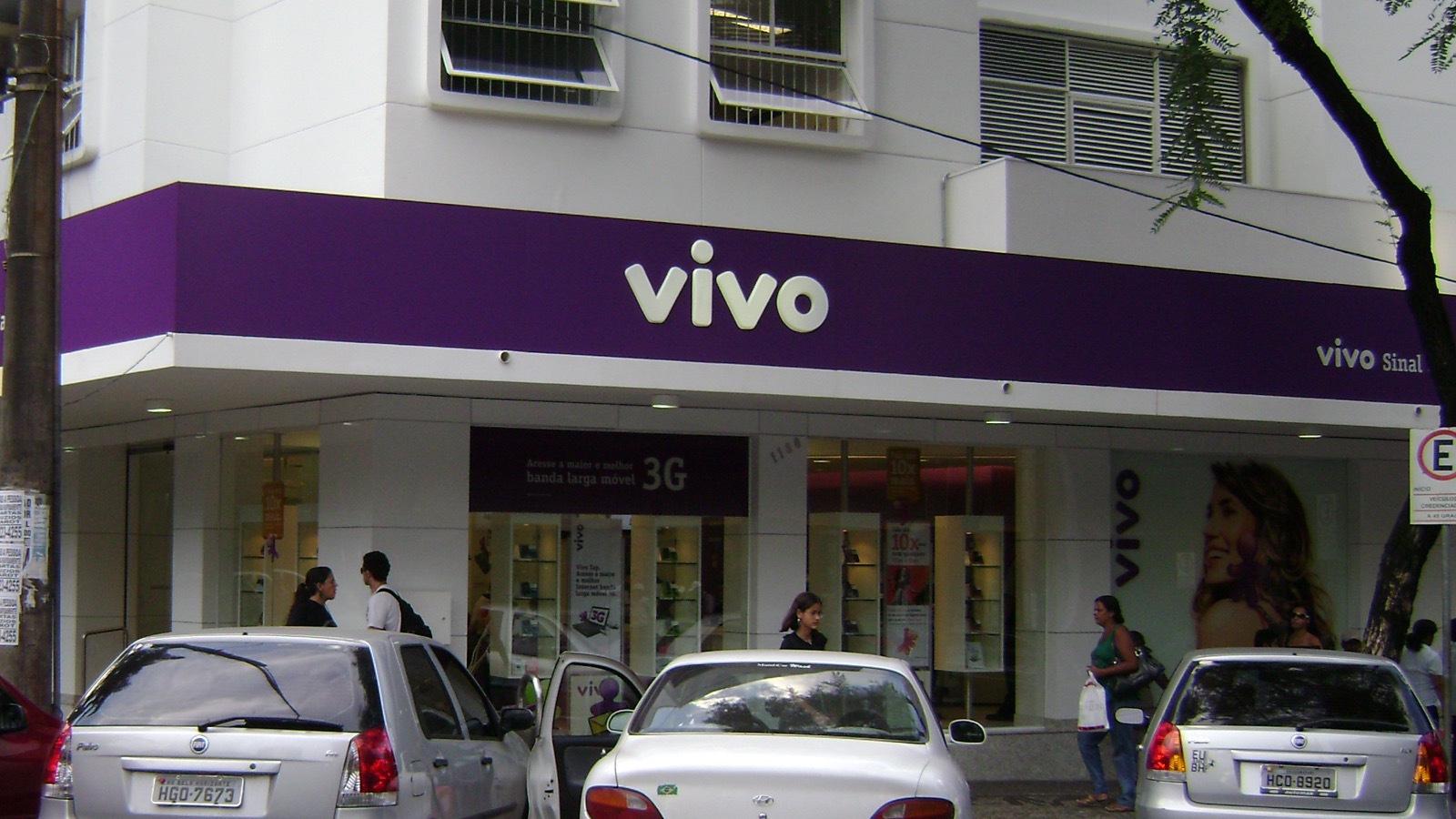 ブラジル・ベロオリゾンテの角地に立つ Vivo 直営店。紫のファサードに白の「vivo」ロゴが大きく掲げられている。